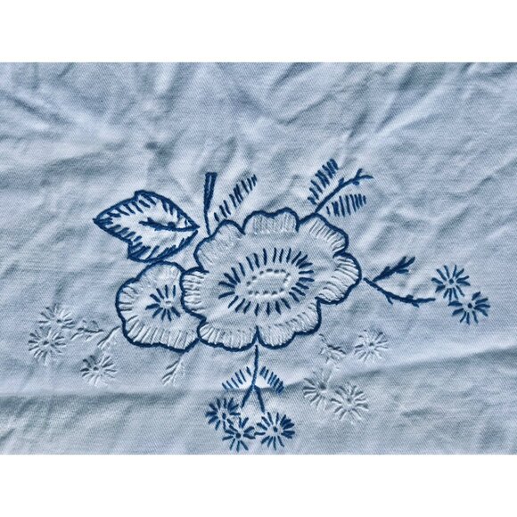 Vintage Embroidered Floral Table Runner With Crocheted Edges 18x42 - Picture 2 of 11